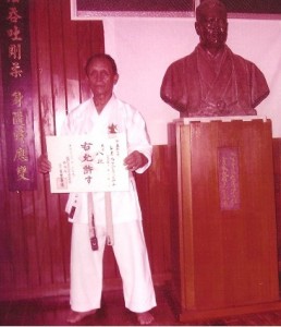 Sensei René Ramanitrandrasana avec son diplôme de 8ème DAN